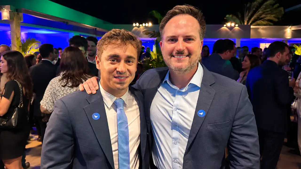 Nikolas Ferreira acompanhado do candidato a deputado federal pelo RS, Fabio Ostermann. Eles se encontraram no evento da Abertura da Casa da Liberdade, do Instituto Livre Mercado em Brasília em abril de 2025.