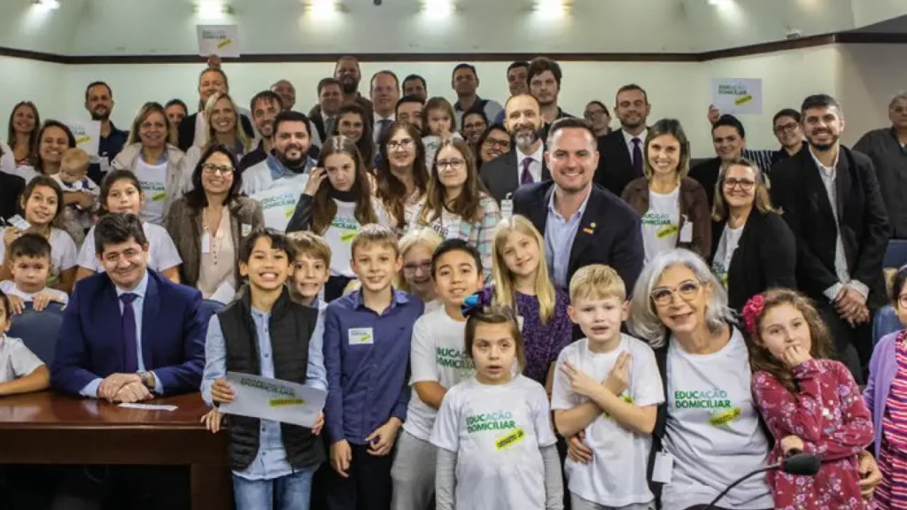 Fabio Ostermann é candidato a deputado federal pelo RS em 2026 e apresenta proposta para regulamentação da educação familiar (homeschooling) no Brasil