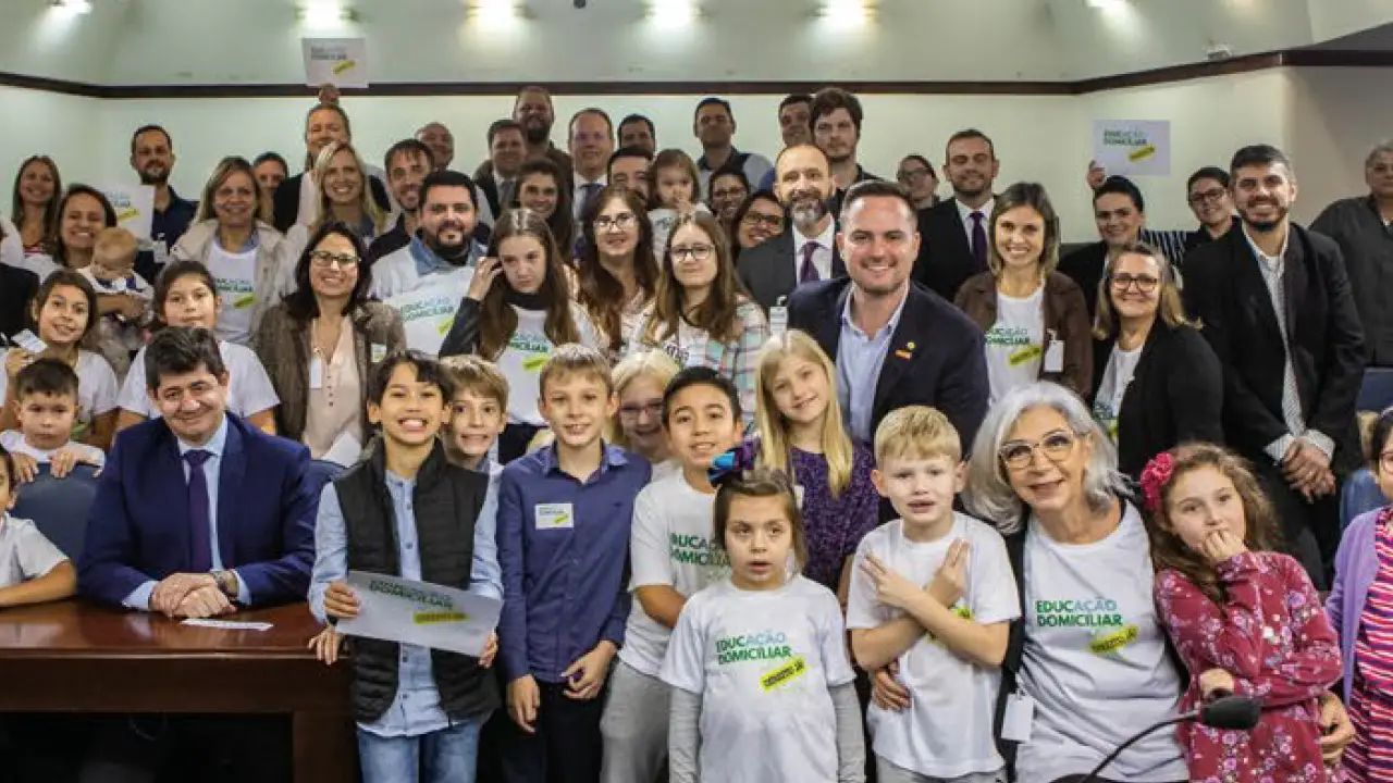 Fabio Ostermann é candidato a deputado federal pelo RS em 2026 e apresenta proposta para regulamentação da educação familiar (homeschooling) no Brasil