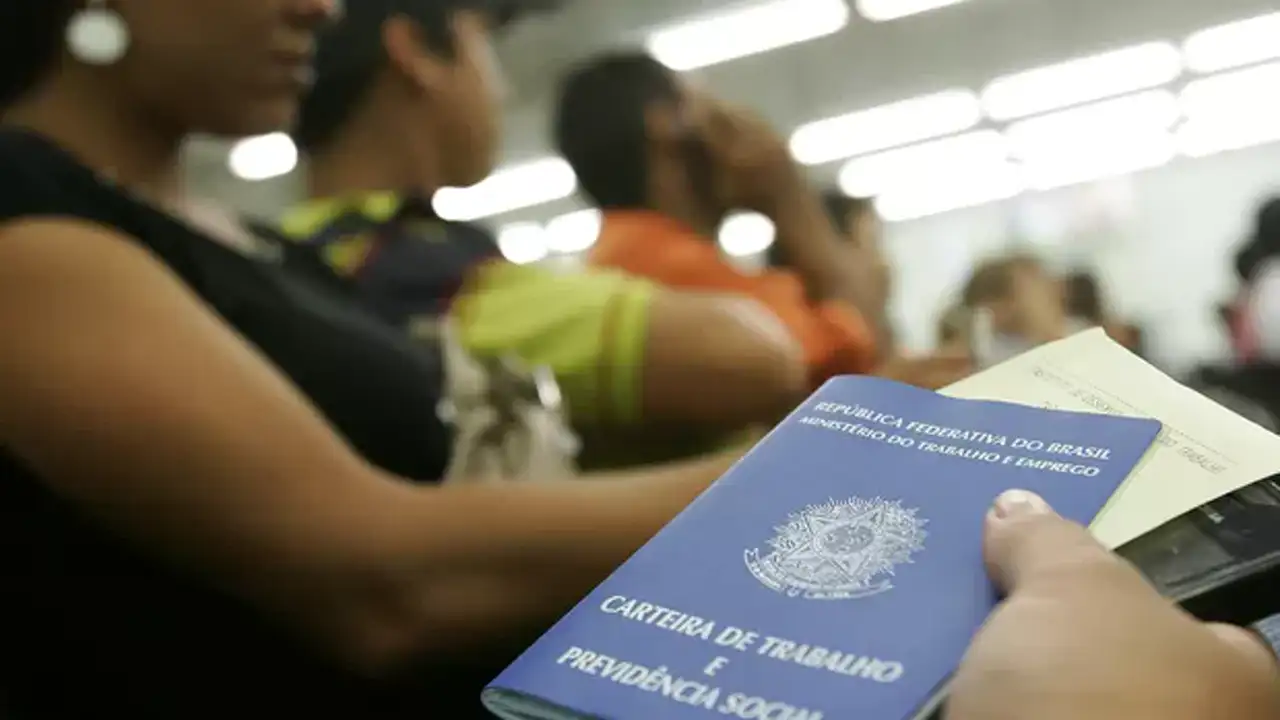 Proposta de modernização da CLT apresentada pelo candidato a deputado federal pelo RS de direita, Fabio Ostermann 3003, visa reduzir custo do emprego formal, aumentar flexibilidade e preserva garantias para os trabalhadores