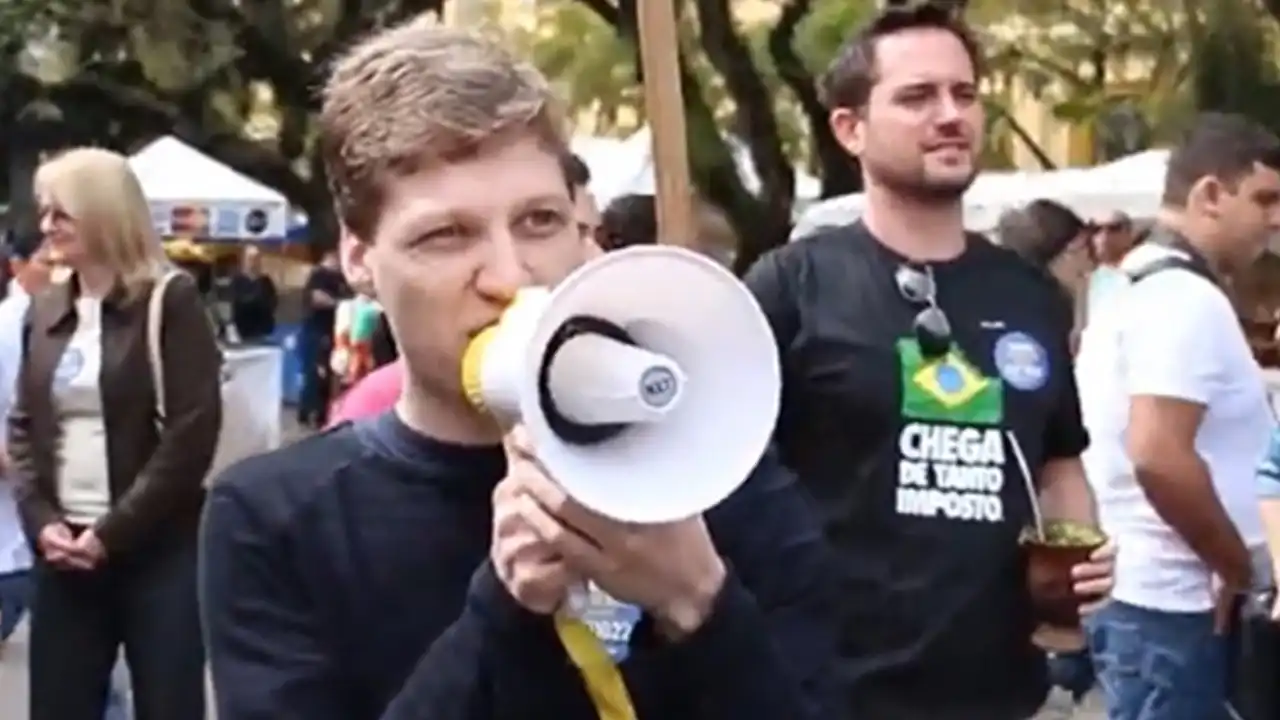 Marcel Van Hattem com Fabio Ostermann em manifestação na juventude.