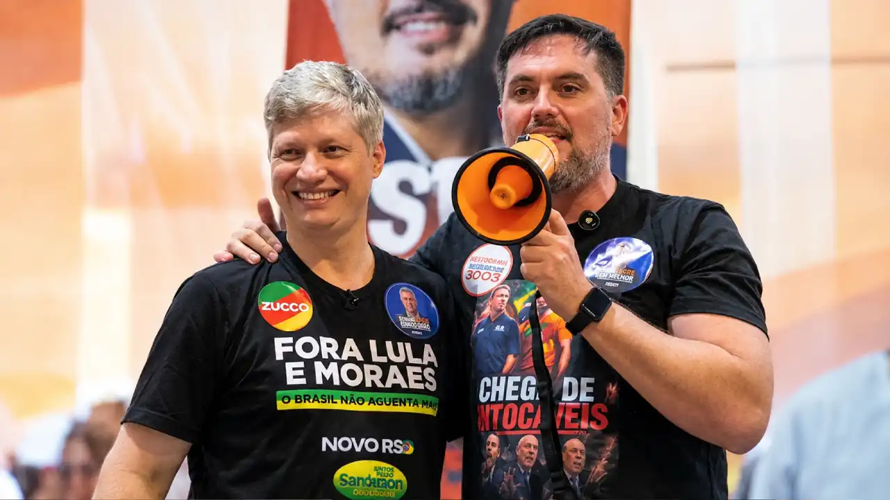 Marcel Van Hattem declara apoio a Fabio Ostermann como candidato a deputado federal pelo Rio Grande do Sul em 2026. Eles aparecem juntos em comício eleitoral no RS.